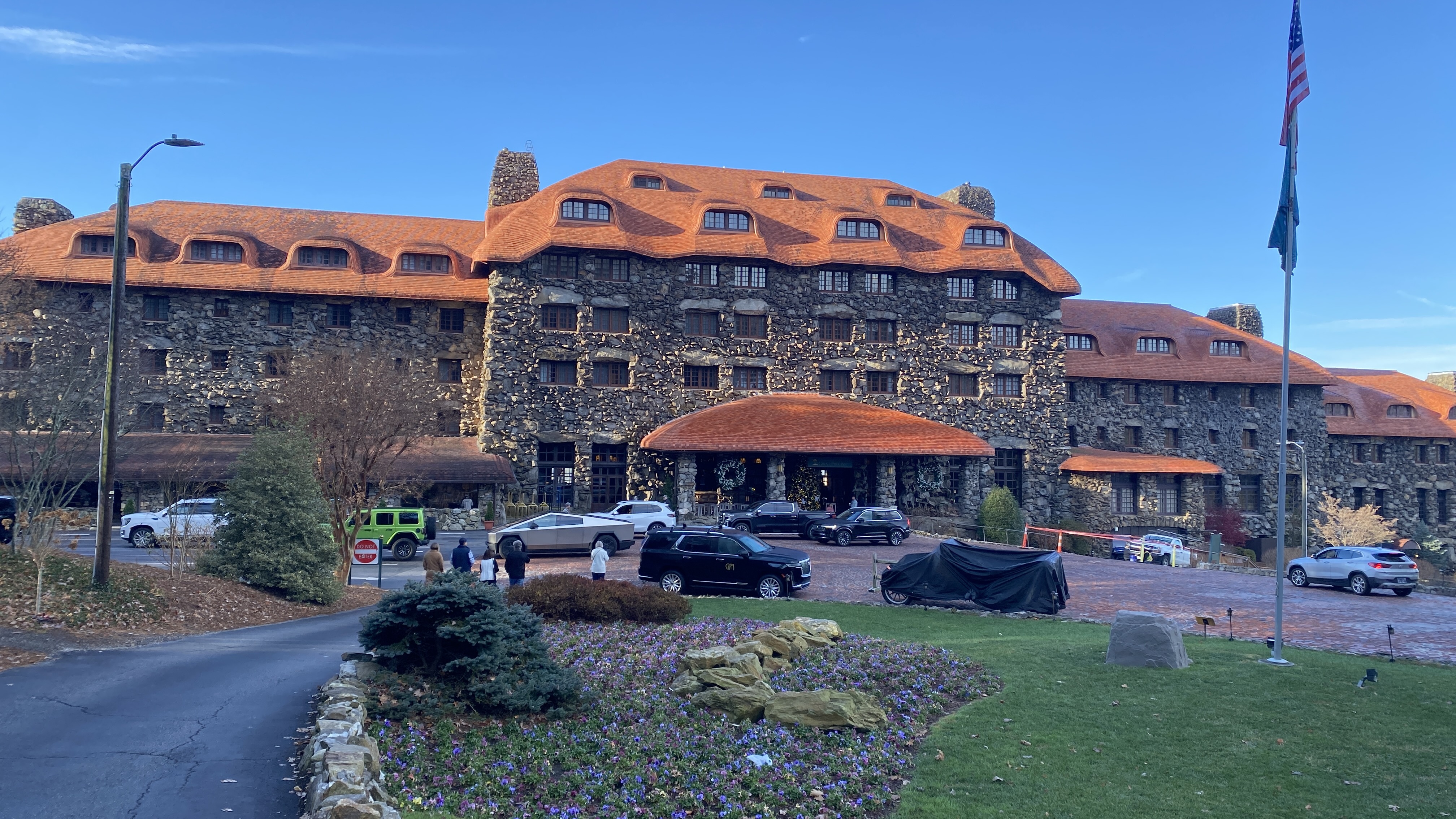 Exterior view of The Omni Grove Park Inn in Asheville, North Carolina, on a clear winter day.